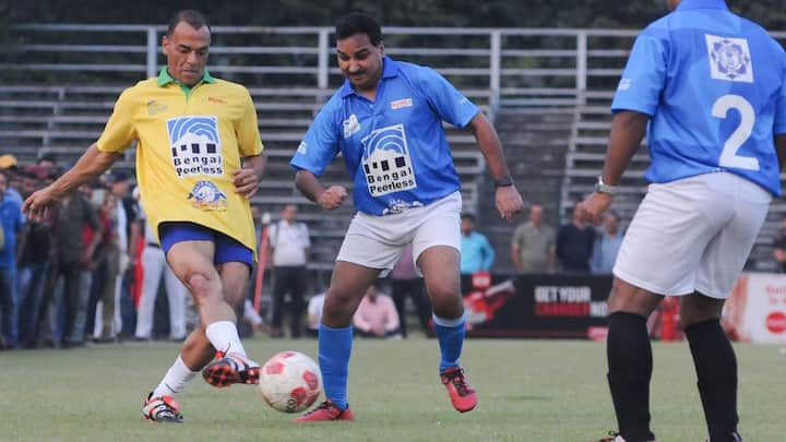 ব্রাজিলের কিংবদন্তি ফুটবলার জমিয়ে ফুটবল খেললেন এদিন।