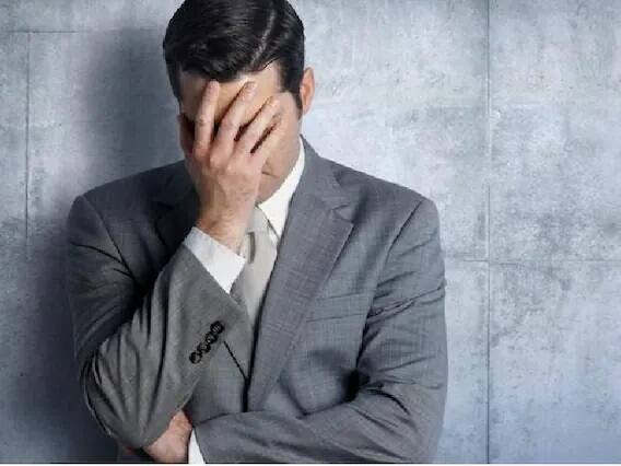 જો તમે આર્થિક સંકટનો સામનો કરી રહ્યા છો,  તો એક રૂપિયાનો સિક્કો, કપાસ, ચાંદીનો ચોરસ ટુકડો, સફેદ રૂમાલ અને તાંબાનો કલશ લો.