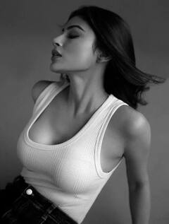 Mouni roy Photoshoot  મૌની રોયે વ્હાઇટ ટોપ અને જિન્સમાં કરાવ્યું ફોટો શૂટ, જુઓ કિલર પોઝની તસવીરો