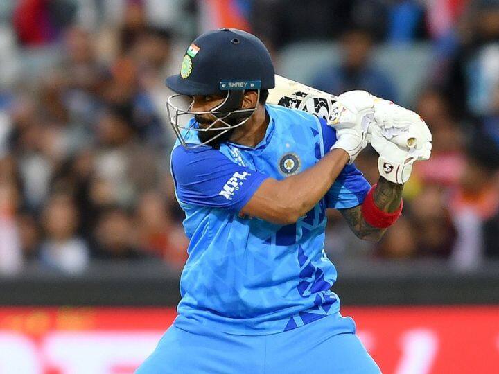 फलंदाजी घेतल्यानंतर रोहित आणि राहुल मैदानात आले, पण रोहित 15 धावा करुनच तंबूत परतला. कोहलीही 26 धावा करुन बाद झाला. पण राहुलने आज संयमी फलंदाजी करत 51 धावा केल्या.