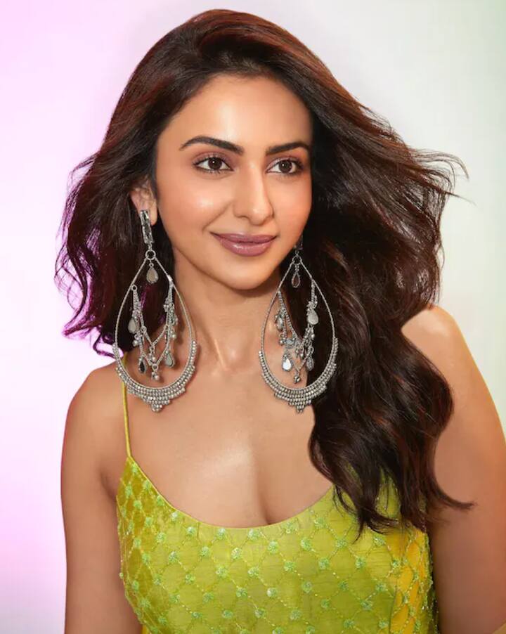 ਆਪਣੀ ਅਦਾਕਾਰੀ ਤੋਂ ਇਲਾਵਾ ਅਦਾਕਾਰਾ ਰਕੁਲ ਪ੍ਰੀਤ ਆਪਣੇ ਮਨਮੋਹਕ ਚਿਹਰੇ ਅਤੇ ਪਿਆਰੀ ਮੁਸਕਰਾਹਟ ਲਈ ਵੀ ਜਾਣੀ ਜਾਂਦੀ ਹੈ। ਉਨ੍ਹਾਂ ਦਾ ਹਰ ਅੰਦਾਜ਼ ਪ੍ਰਸ਼ੰਸਕਾਂ ਨੂੰ ਕਾਫੀ ਪਸੰਦ ਆਉਂਦਾ ਹੈ। ਆਪਣੇ ਪੱਛਮੀ ਸਟਾਈਲ ਤੋਂ ਇਲਾਵਾ, ਅਭਿਨੇਤਰੀ ਰਵਾਇਤੀ ਪਹਿਰਾਵੇ ਵਿੱਚ ਆਪਣੀਆਂ ਤਸਵੀਰਾਂ ਵੀ ਇੰਸਟਾਗ੍ਰਾਮ 'ਤੇ ਸ਼ੇਅਰ ਕਰਦੀ ਹੈ। ਹਾਲਾਂਕਿ ਇਸ ਵਾਰ ਉਹ ਆਪਣੇ ਆਊਟਫਿਟਸ ਨੂੰ ਲੈ ਕੇ ਨਹੀਂ ਸਗੋਂ ਐਕਸੈਸਰੀਜ਼ ਨੂੰ ਲੈ ਕੇ ਸੁਰਖੀਆਂ 'ਚ ਹੈ।