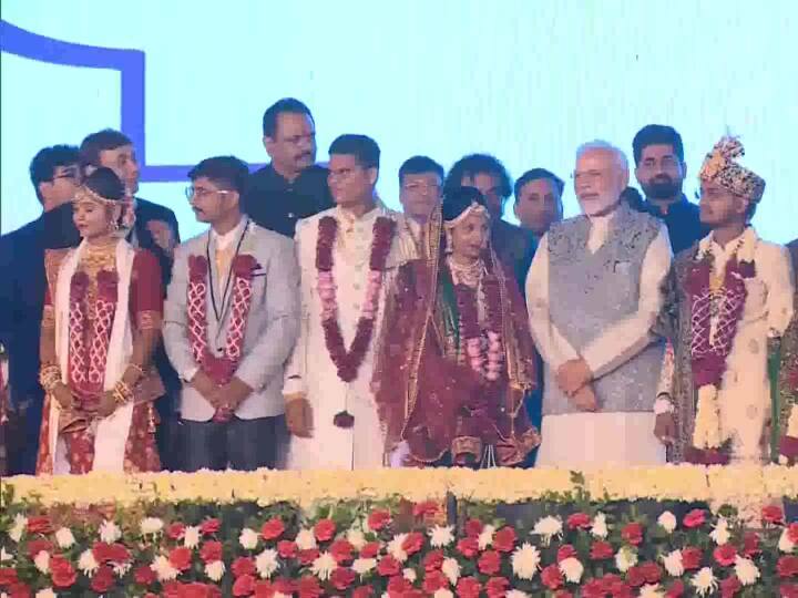 विधानसभा चुनावों के लिए भारतीय जनता पार्टी (बीजेपी) नीत गुजरात में दो चरणों में एक और पांच नवंबर को मतदान होना है. वोटों की गिनती आठ दिसंबर को होगी. गौरतलब है कि 182 सदस्यीय विधानसभा के लिए 2017 में हुए चुनाव में बीजेपी के हिस्से में 99 और कांग्रेस के हिस्से में 77 सीटें आयी थीं. राज्य में इस बार विधानसभा चुनाव में बीजेपी और कांग्रेस के अलावा अरविंद केजरीवाल नीत आम आदमी पार्टी भी मैदान में है.