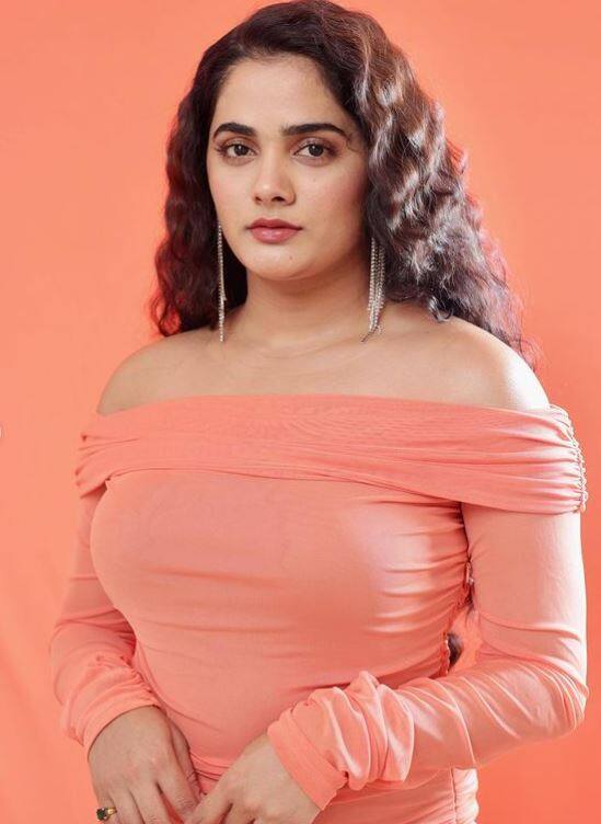सोशल मीडियावर तिचे लाखो फॉलोअर्स आहेत.