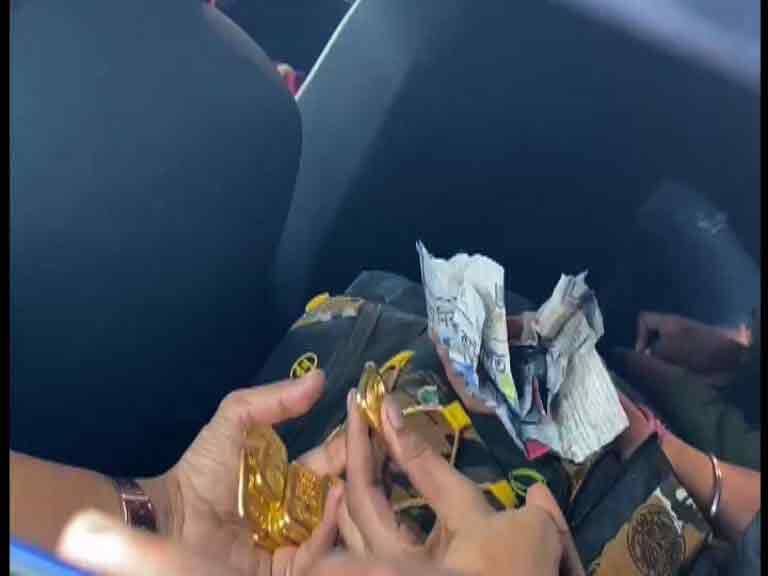 Gold Worth Rupees Many Lakhs Have Been Discovered From Goshala More Of Jalpaiguri Jalpaiguri News: কয়েক লক্ষ টাকার সোনা উদ্ধার ঘিরে চা়্ঞ্চল্য় জলপাইগুড়িতে, গ্রেফতার ২