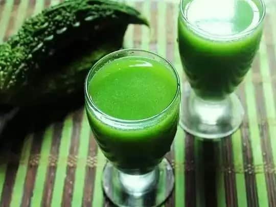 ਦੇਬਜਾਨੀ ਬੈਨਰਜੀ ਨੇ ਕਿਹਾ, 'ਕਰੇਲੇ ਦਾ ਜੂਸ ਬਣਾਉਣ ਲਈ ਪਹਿਲਾਂ ਇਸ ਦਾ ਛਿਲਕਾ ਕੱਢ ਲਓ ਅਤੇ ਇਸ ਦੇ ਟੁਕੜੇ ਕਰ ਲਓ। ਫਿਰ ਕਰੇਲੇ ਨੂੰ ਪਾਣੀ 'ਚ ਉਬਾਲ ਲਓ। ਤੁਸੀਂ ਇਸ ਦਾ ਪਾਣੀ ਜੂਸ ਵਾਂਗ ਪੀ ਸਕਦੇ ਹੋ।