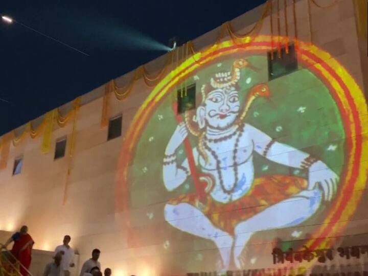 देव दीपावली को लेकर बाबा विश्वनाथ की नगरी को खास तरीके से सजाया जा रहा है. ऐसे में देव दीपावली से पहले काशी के घाटों पर लाइटिंग कर भव्य रूप दिया गया.