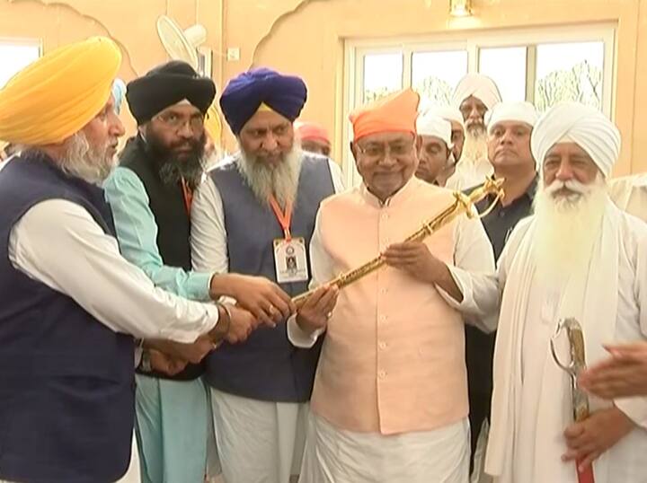 ਉੱਥੇ ਹੀ ਵਿਸ਼ੇਸ਼ ਤੌਰ ਤੇ ਬਿਹਾਰ ਦੇ ਮੁੱਖ ਮੰਤਰੀ ਨੀਤਿਸ਼ ਕੁਮਾਰ ਨੇ ਵੀ ਹਾਜ਼ਰੀ ਲਵਾਈ ਅਤੇ ਅਪਣਾ ਅਕੀਦਾ ਗੁਰੂ ਚਰਨਾ ਚ ਭੇਟ ਕੀਤਾ