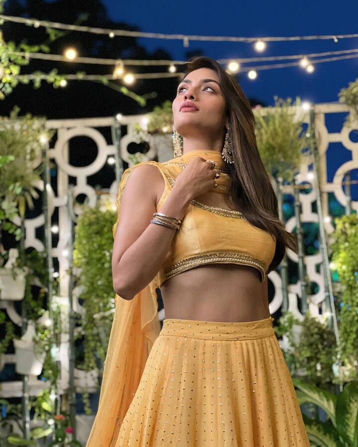 ਨੁਸਰਤ ਨੇ ਹਲਕੇ ਮੇਕਅੱਪ ਨਾਲ ਆਪਣਾ ਲੁੱਕ ਪੂਰਾ ਕੀਤਾ। ਇਸ ਦੇ ਨਾਲ, ਉਸਨੇ ਆਪਣੇ ਕੰਨਾਂ ਵਿੱਚ ਸੁਨਹਿਰੀ ਭਾਰੀ ਮੁੰਦਰੀਆਂ ਪਾਈਆਂ ਅਤੇ ਆਪਣੇ ਵਾਲਾਂ ਨੂੰ ਖੁੱਲ਼੍ਹਾ ਰੱਖਿਆ ਹੈ।