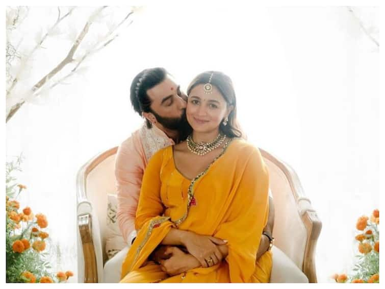 Alia Bhatt And Ranbir Kapoor Reach Hospital, Baby Expected To Arrive Soon: Report  Alia Bhatt And Ranbir Kapoor Reach Hospital, Baby Expected To Arrive Soon: Report 