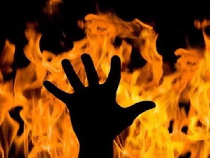 Dumka Crime: दुमका में फिर हैवानियत, प्रेम प्रसंग में शख्स ने महिला को किया आग के हवाले Man sets woman on fire in love affair in Jharkhand's Dumka ann Dumka Crime: दुमका में फिर हैवानियत, प्रेम प्रसंग में शख्स ने महिला को किया आग के हवाले