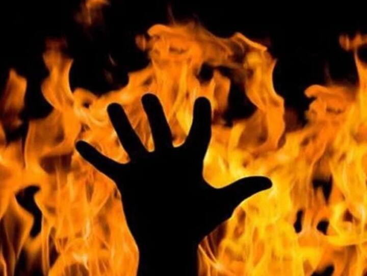 Man sets woman on fire in love affair in Jharkhand's Dumka ann Dumka Crime: दुमका में फिर हैवानियत, प्रेम प्रसंग में शख्स ने महिला को किया आग के हवाले