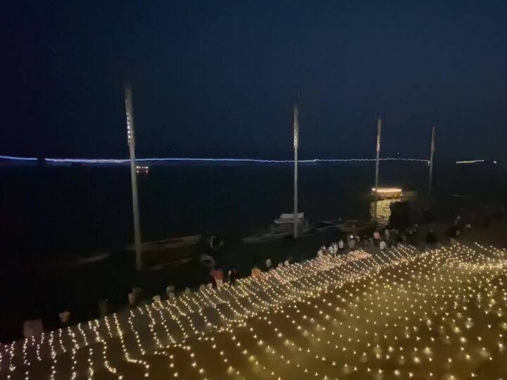 धर्म नगरी काशी (Kashi) में कार्तिक पूर्णिमा के दिन भव्य तरीके से देव दीपावली (Dev Deepawali) मनाई जाएगी. ऐसे में देव दीपावली पूर्व संध्या पर वाराणसी के घाट रंग-बिरंगी रोशनी से जगामगा रहे हैं.