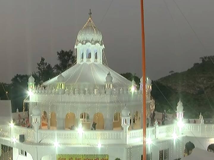 ਗੁਰੂ ਸਾਹਿਬ ਸੁਲਤਾਨਪੁਰ ਲੋਧੀ, ਨਾਨਕਮਤਾ ਤੇ ਬਨਾਰਸ ਤੋਂ ਹੁੰਦੇ ਹੋਏ ਇਸ ਮਹਾਨ ਅਸਥਾਨ ਤੇ ਪਹੁੰਚੇ ਸਨ ਤੇ ਪਾਵਨ ਗੁਰਬਾਣੀ ਦਾ ਉਚਾਰਨ ਕੀਤਾ ਸੀ