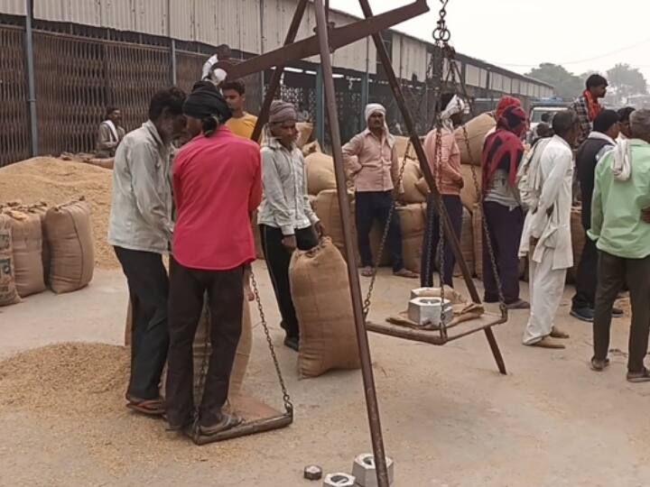 Etawah Paddy is not being purchased at 33 government purchasing centers UP News ANN Etawah News: इटावा के 33 सरकारी क्रय केंद्रों पर नहीं हो रही धान की खरीद, किसान प्राइवेट दुकानों पर धान बेचने को मजबूर