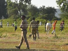 PHOTO : औरंगाबादेत बैलगाडा शर्यतीवेळी पोलिसांचा सौम्य लाठीचार्ज