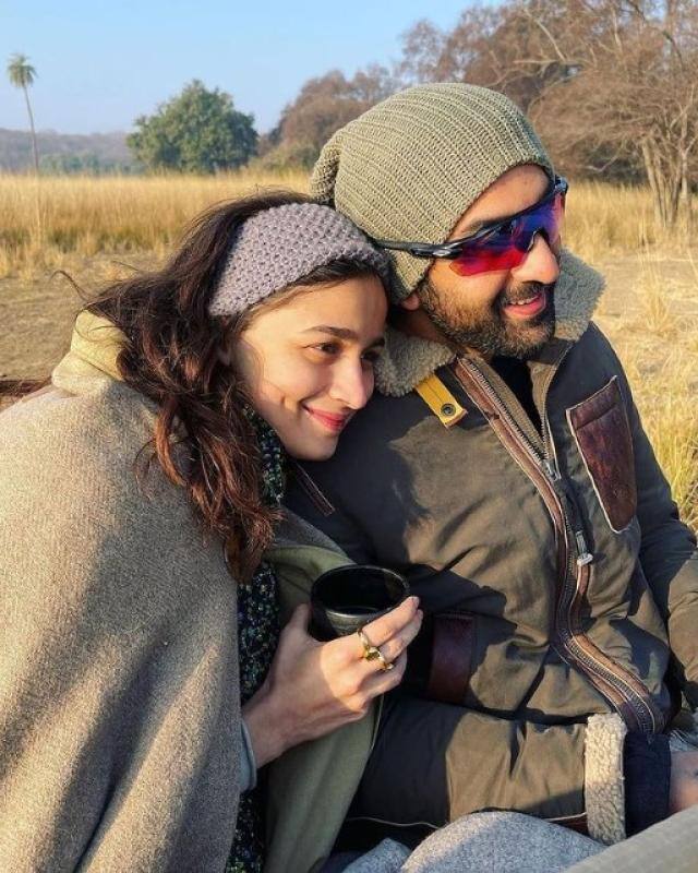 जिसके बाद से आलिया भट्ट और रणबीर कपूर सोशल मीडिया पर अक्सर कपल गोल सेट करते नजर आए. आलिया भट्ट ने रणबीर कपूर के लिए फिल्मफेयर अवॉर्ड में एक स्पेशल अनाउंसमेंट भी की थी.