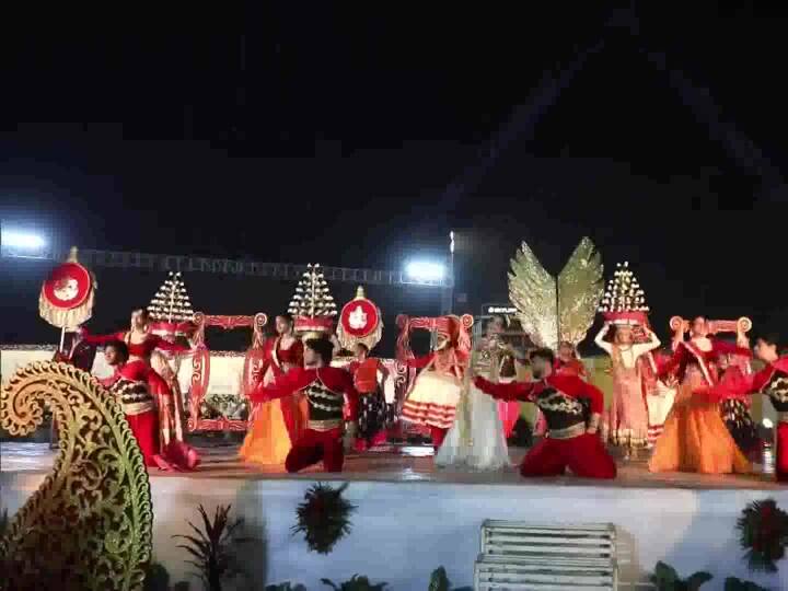 उन्होंने कहा कि जो विभाजनकारी ताकतें घृणा फैलाने में लगी रही हैं, जिन्होंने गुजरात को बदनाम करने और उसका अपमान करने की कोशिशें की हैं, उन्हें गुजरात से बाहर का रास्ता दिखाया गया है. इस चुनाव में भी उनका यही भविष्य होगा.