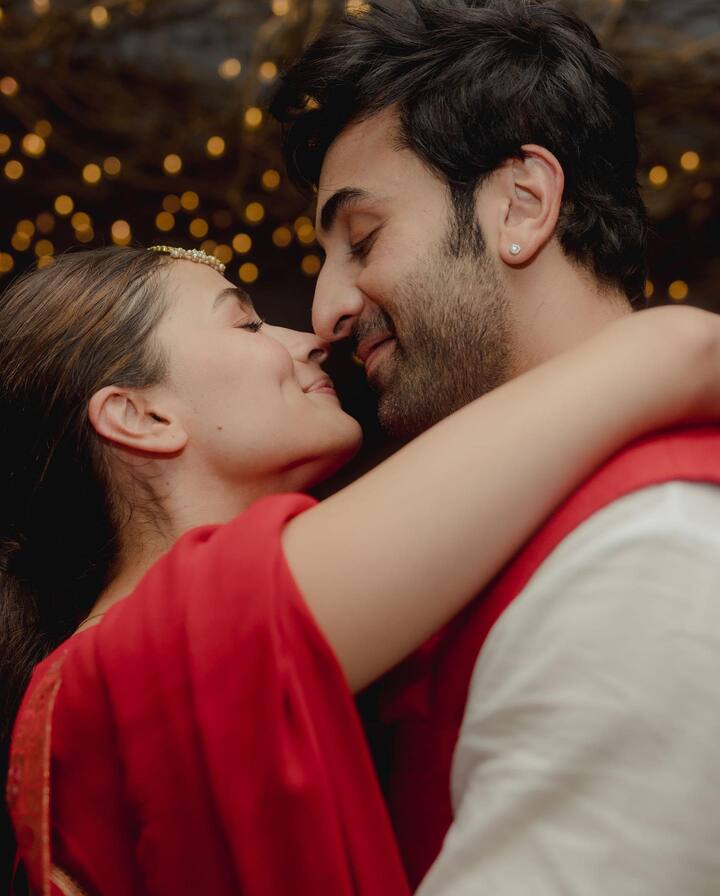 दरअसल, हुआ यूं था जब रणबीर कपूर और आलिया भट्ट ब्रह्मास्त्र की शूटिंग के लिए ट्रेवल कर रहे थे तो इन दोनों के बीच गहरी दोस्ती हो गई और ये दोस्ती कब धीरे धीरे प्यार में तब्दील हुई इसका अंदाजा इन दोनों को भी नहीं.