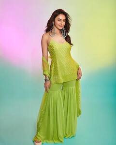 Rakul Preetના ગ્રીન કપડાંની સાથે મોટી ઈયરરિંગ્સ પણ બની ચર્ચાનું કેન્દ્ર, જાણો કેટલી છે કિંમત