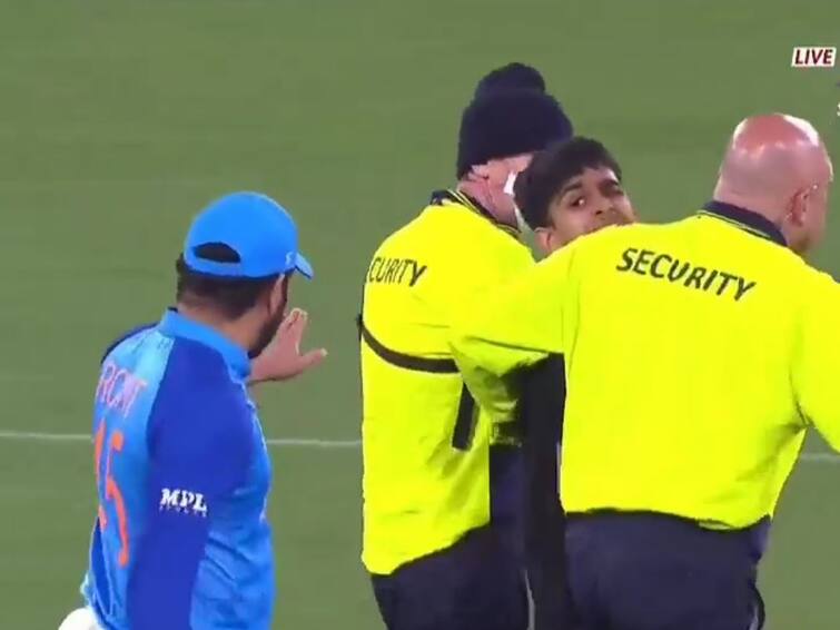 T20 World Cup 2022: Young Fan Invades MCG Security during match between India vs Zimbabwe IND vs ZIM: ચાલુ મેચમાં સિક્યોરિટી તોડીને રોહિત શર્માને મળવા મેદાનમાં પહોંચ્યો કિશોર, જુઓ Video