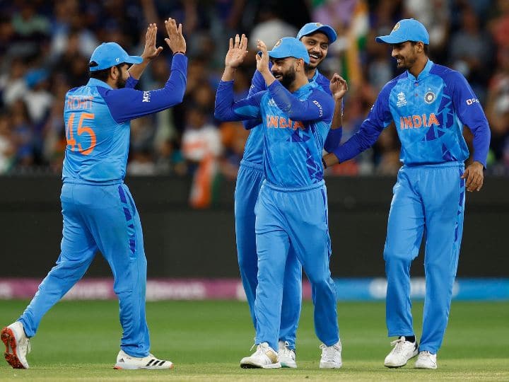 सामन्यात सर्वप्रथम नाणेफेक जिंकत भारतानं फलंदाजी करण्याचा निर्णय घेतला.