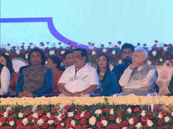 मोदी ने कहा कि दिल्ली में बैठे-बैठे मुझे रिपोर्ट मिल रही है कि बीजेपी इस बार गुजरात में रिकॉर्ड वोटों से जीतेगी. मैं यहां अपना ही पुराना रिकॉर्ड (बीजेपी की जीत का अंतर) तोड़ने आया हूं. मैंने गुजरात बीजेपी को कहा है कि मैं जितना संभव है, आपको उतना समय देने (चुनाव प्रचार के लिए) को तैयार हूं.