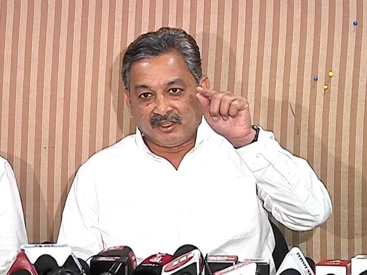 हे असे चित्रपट आपण लोकांपुढे घेऊन जायचे? सिनेमॅटिक लिबर्टीच्या नावानं, आपल्याला आधिकार दिले आहेत, म्हणून आपण चित्रपटात काही पण दाखवायचं?