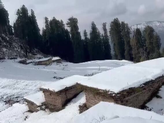 Jammu Kashmir Snowfall: बर्फ की सफेद चादर से ढका राजौरी, मुगल रोड बंद, देखें तस्वीरें