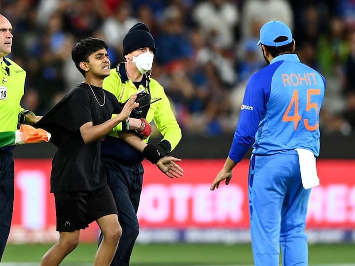 T20 World Cup 2022: Young Fan Invades MCG Security during match between India vs Zimbabwe IND vs ZIM: लाईव्ह सामन्यात रोहितला भेटण्यासाठी चाहत्याची मैदानात एन्ट्री; पण पुढं काय घडलं? नक्की बघा