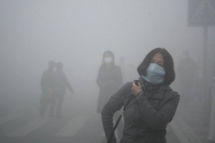 SMOG: Be careful, the poisonous smoke spread in Environment can make you a victim of pneumonia SMOG : ਸਾਵਧਾਨ ਰਹੋ, ਨਮੂਨੀਆ ਦਾ ਸ਼ਿਕਾਰ ਬਣਾ ਸਕਦੈ ਵਾਤਾਵਰਨ 'ਚ ਫੈਲਿਆ ਜ਼ਹਿਰੀਲਾ ਧੂੰਆਂ 