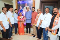 Andheri Bypoll Result: अंधेरी पोटनिवडणुकीत विजय, शिवसैनिकांचा जल्लोष; पाहा 'मातोश्री'तील फोटो