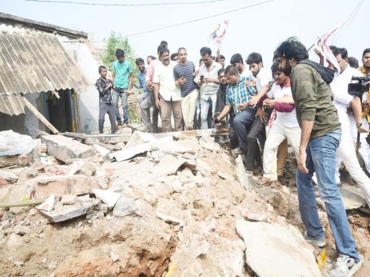 Guntur district Ippatam villagers alleged ysrcp goverment intentionally demolished houses DNN Ippatam Issue : పవన్ సభకు భూములు ఇచ్చాకే నోటీసులు, కక్ష సాధింపుతోనే కూల్చివేతలు- ఇప్పటం గ్రామస్థులు