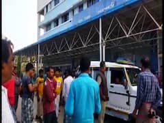 চলন্ত ট্রেনে উঠে ব্যবসায়ীকে কুপিয়ে খুনের চেষ্টার অভিযোগ, আটক অভিযুক্ত