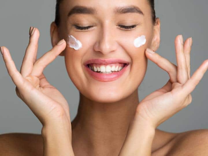 Oily Skin: ऑयली स्किन के लिए मॉइश्चराइजर है जरूरी, कैसे करें सही प्रोडक्ट का चुनाव? best moisturizer for oily skin and how to choose the right product Oily Skin: ऑयली स्किन के लिए मॉइश्चराइजर है जरूरी, कैसे करें सही प्रोडक्ट का चुनाव?