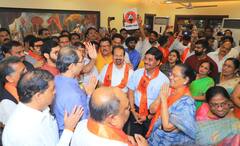 Andheri Bypoll Result: अंधेरी पोटनिवडणुकीत विजय, शिवसैनिकांचा जल्लोष; पाहा 'मातोश्री'तील फोटो