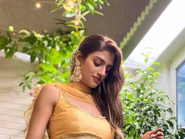 अभिनेत्रीने तिच्या केसांमध्ये गजरा देखील घटला आहे, जो तिच्या लुकमध्ये भर घालत आहे. फोटोंमध्ये नुसरत खूपच सुंदर दिसत आहे.(फोटो सौजन्य :nusratchirps/इंस्टाग्राम)