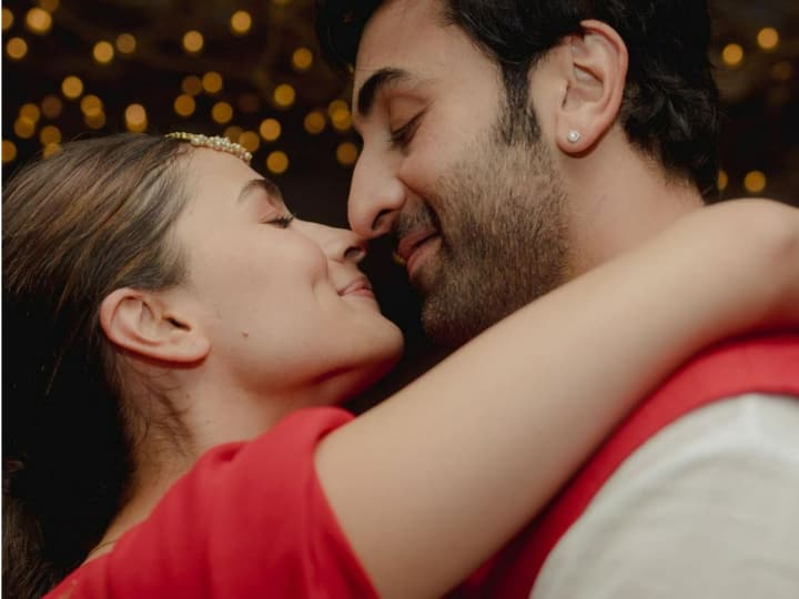 Bollywood actress Alia Bhatt and actor Ranbir Kapoor became parents of baby girl year 2022 is lucky for actress Alia-Ranbir Baby Girl: शादी-बेटी-हिट फिल्में, बेहद स्पेशल है आलिया भट्ट के लिए साल 2022