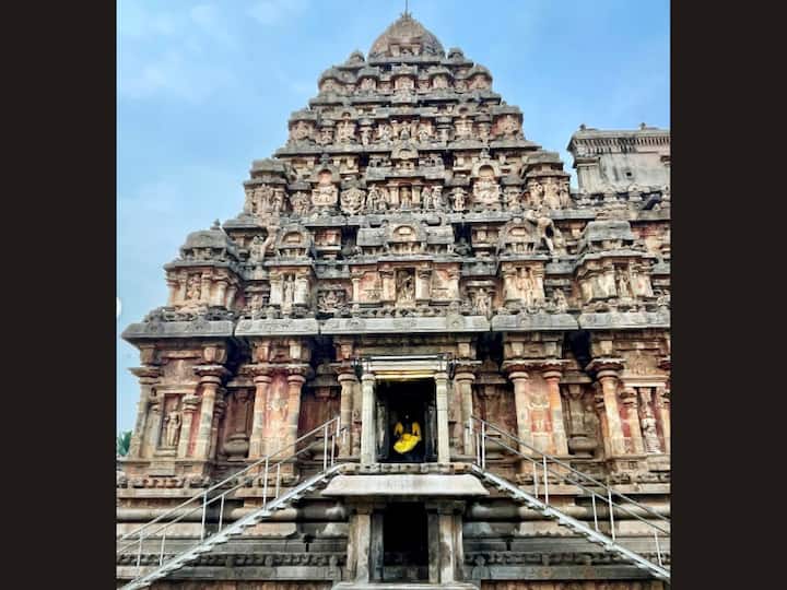Charithra Chandran is undoubtedly having a wonderful time inTamil Nadu, India, which is her native place. The British actor recently paid a visit to the Airavatesvara Temple in Thanjavur, Tamil Nadu, and posted photos of the experience. (Image Source: Instagram)