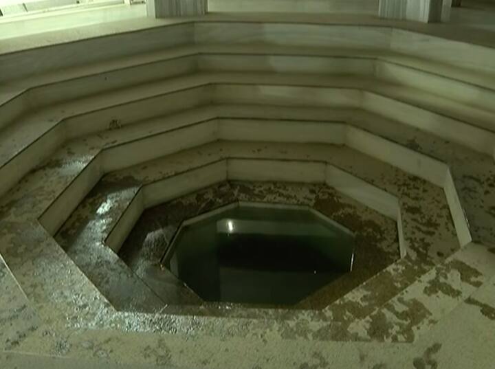 ਗੌਰਤਲਬ ਹੈ ਪਟਨਾ ਦਾ ਸ਼ਹਿਰ ਰਾਜਗੀਰ ਜਿੱਥੇ ਸਿੱਖ ਧਰਮ ਦੇ ਬਾਨੀ ਸਾਹਿਬ ਸ੍ਰੀ ਗੁਰੂ ਨਾਨਕ ਦੇਵ ਜੀ ਨੇ ਅਪਣੀ ਪਹਿਲੀ ਉਦਾਸੀ ਸਮੇਂ ਆਪਣੇ ਮੁਬਾਰਕ ਚਰਨ ਪਾਏ ਸੀ ਤੇ ਸ਼ੀਤਲ ਜਲ ਦਾ ਕੁੰਡ ਪ੍ਰਗਟ ਕੀਤਾ ਸੀ ਜੋ ਅੱਜ ਵੀ ਉਸੇ ਤਰਾਂ ਨਿਰੰਤਰ ਜਾਰੀ ਹੈ।