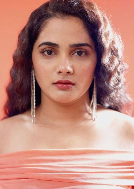 आता तिचा एकदम कडक हा सिनेमा येतोय. यामध्ये सैराटमधील अरबाज शेख, तानाजी गळगुंडे हे कलाकार आहेत.