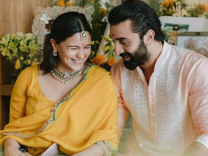 Alia Bhatt and Ranbir Kapoor Welcome a Baby girl See Alia Bhatt Baby First Photo Alia-Ranbir Baby Girl: घर आई नन्ही परी...कपूर खानदान में गूंजी किलकारियां, आलिया भट्ट ने दिया बेटी को जन्म