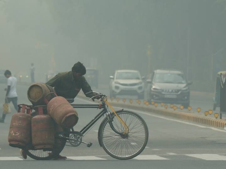 Delhi air pollution Delhi  overall AQI currently in Very Poor category at 339 NCR Aqi in hindi दिल्ली में 'बहुत खराब' की श्रेणी में हवा, हेल्थ इमरजेंसी जैसे हालात के बीच जानिए आपके इलाके में कितना है AQI