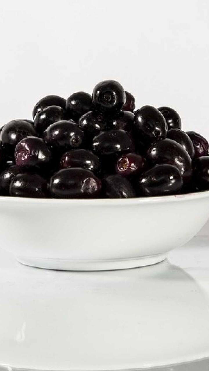 जांभळाचे आयुर्वेदामध्ये अनन्यसाधारण महत्त्व आहे. जांभळाचा उपयोग अनेक आयुर्वेदिक औषधे बनवण्यासाठी करण्यात येतो.