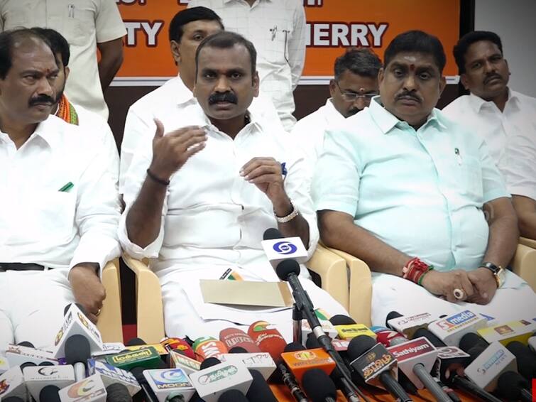 Union Minister of State L. Murugan has said that there is no governor to sign the file sent by DMK with his eyes closed. திமுக அனுப்பும் கோப்பிற்கு கண்ணை மூடிக்கொண்டு கையெழுத்து போட ஆளுநர் கிடையாது -  எல். முருகன்