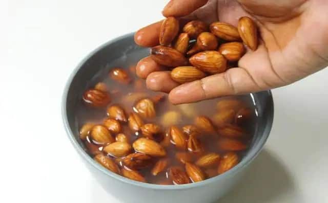 health benefits of eating soaked almonds in winter | Benefits of almonds :  પલાળેલી બદામ ખાવાના ગજબ છે ફાયદા, આ રીતે કરો સેવન