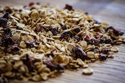 ফল এবং দুধের সঙ্গে মিশিয়ে অনেকেই ওটমিল খেতে পছন্দ করেন। তবে খাওয়ার পাশাপাশি রূপচর্চার জন্যই ব্যবহার করা যেতে পারে।