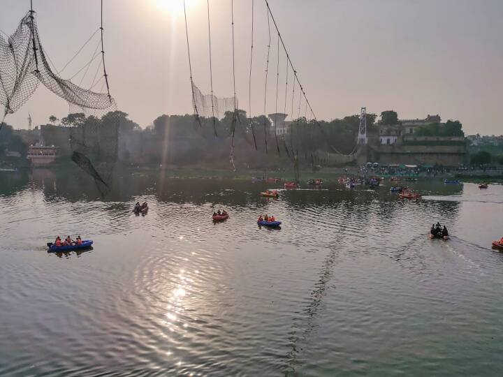 Morbi Bridge Accident: मोरबी पुल गिरने पर मदद करने में जुटे दो भाई, मलबे में दबे बेटों के शव लेकर लौटे Morbi Bridge Accident Two brothers engaged in helping returned with the bodies of their sons buried in the rubble Morbi Bridge Accident: मोरबी पुल गिरने पर मदद करने में जुटे दो भाई, मलबे में दबे बेटों के शव लेकर लौटे