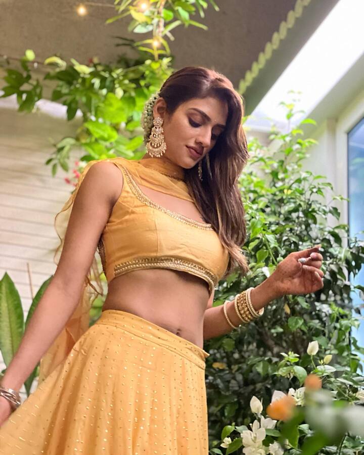 ਇੱਥੇ ਨੁਸਰਤ ਨੇ ਪੀਲੇ ਰੰਗ ਦਾ ਲਹਿੰਗਾ ਪਾਇਆ ਹੋਇਆ ਨਜ਼ਰ ਆ ਰਿਹਾ ਹੈ। ਇਸ ਦੇ ਨਾਲ ਉਸ ਨੇ ਇੱਕ ਫਰਿਲ ਦੁਪੱਟਾ ਵੀ ਪਹਿਨਿਆ ਹੈ।