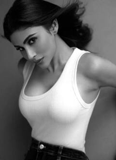Mouni roy Photoshoot  મૌની રોયે વ્હાઇટ ટોપ અને જિન્સમાં કરાવ્યું ફોટો શૂટ, જુઓ કિલર પોઝની તસવીરો