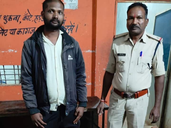 Durg Police crackdown on liquor bar and illegal Chakhna centers in Chhattisgarh ANN Durg: दुर्ग में पुलिस की अवैध चखना सेंटरों पर बड़ी कार्रवाई, अपराध रोकने के लिए SP खुद पहुंच रहे मौके पर